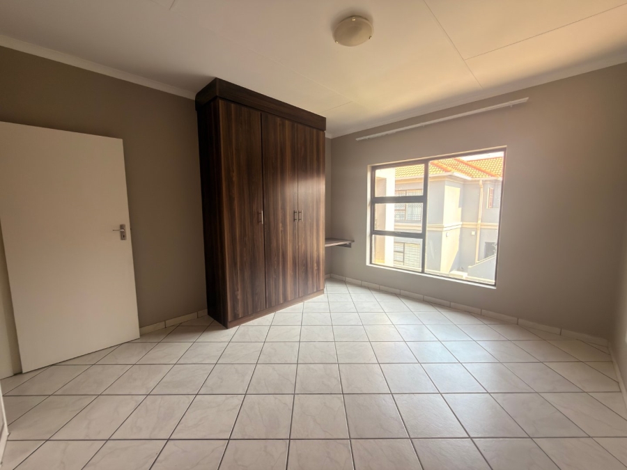 To Let 3 Bedroom Property for Rent in Gateway Manor North West